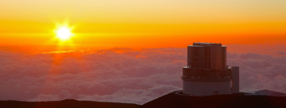 金色に輝く夕空の下、観測に備えるすばる望遠鏡