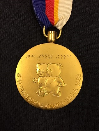 ソウルパラリンピックの金メダル表面