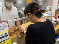 カウンター越しに接客する様子