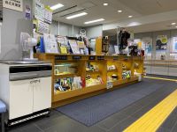 接客カウンターの全体を映した写真。カウンターの下には商品の見本が並んでいる。